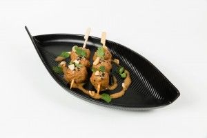 Albóndigas de pollo de corral en guiso de cacahuetes, coco y kimchee