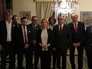 Autoridades tunecinas junto a la ministra de Turismo de Túnez Salma Elloumi Rekik. 