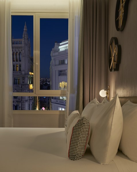Hyatt-Centric-Gran-Via-Madrid-Junior-Suite-Pillows