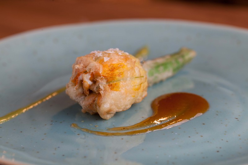 Flor de calabacín en tempura rellena de brandada de bacalao (2)