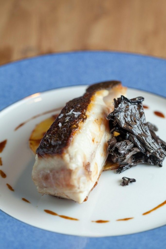 RODABALLO a la plancha con flor de patata y trompetas de la muerte 4