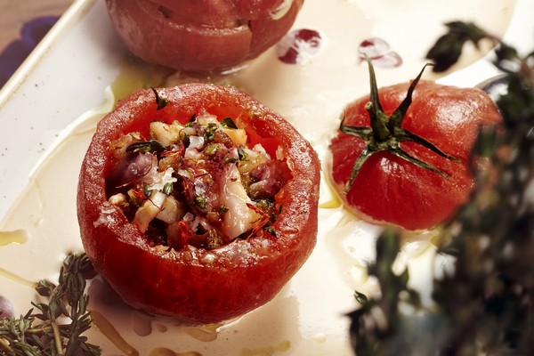 Tomates rellenos de salpicón con mayonesa de gazpacho